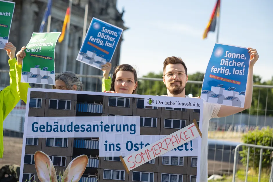 Aktion zur Solardachplicht und Gebäudesanierung vor dem Bundestag